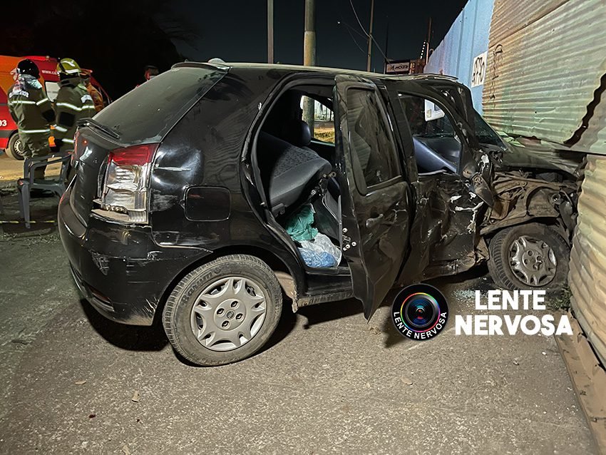 Vídeo: motoristas ficam presos às ferragens de veículos após grave acidente