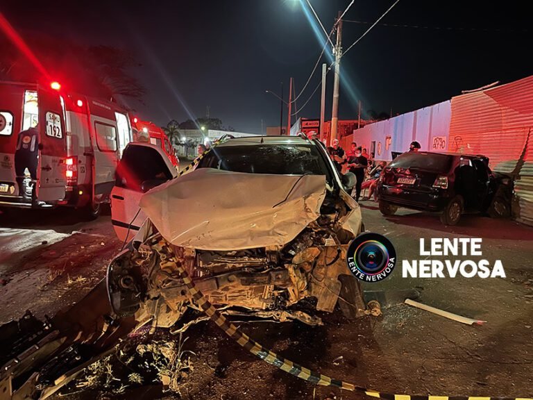 Vídeo: motoristas ficam presos às ferragens de veículos após grave acidente