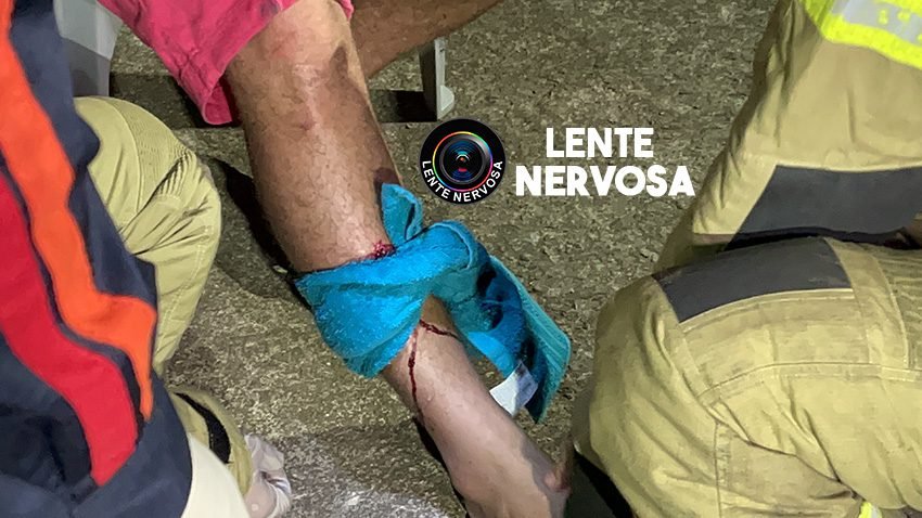 Vídeo: motoristas ficam presos às ferragens de veículos após grave acidente