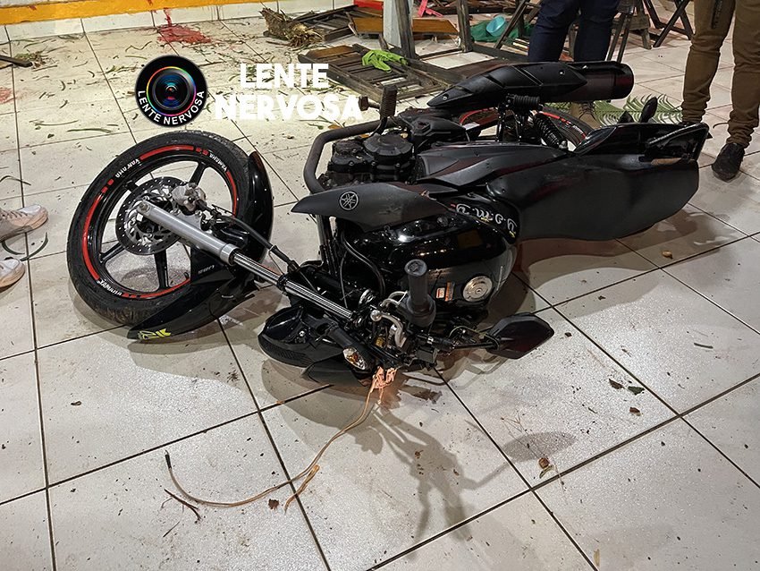 Vídeo: Motoqueiro sofre traumatismo craniano ao passar direto em avenida e invadir lanchonete