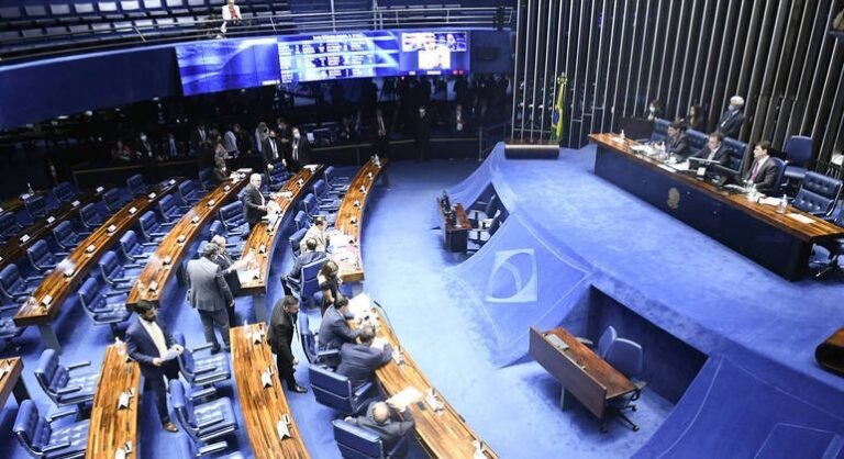Senado aprova 1º turno de PEC que cria voucher a caminhoneiros e aumenta Auxílio Brasil