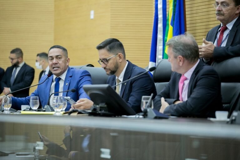 Deputado denuncia a falta de estrutura para que escolas estaduais tenham aulas presenciais