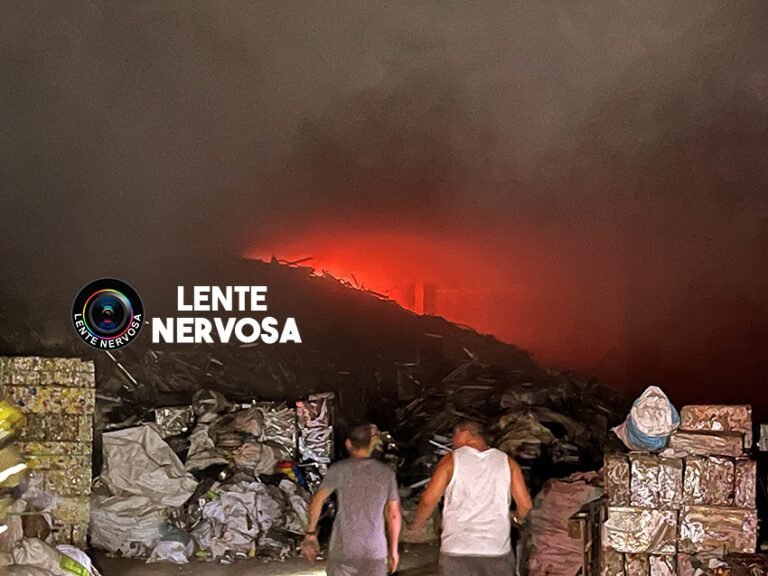 Vídeo: Incêndio em empresa de recicláveis mobiliza várias equipes do Bombeiros