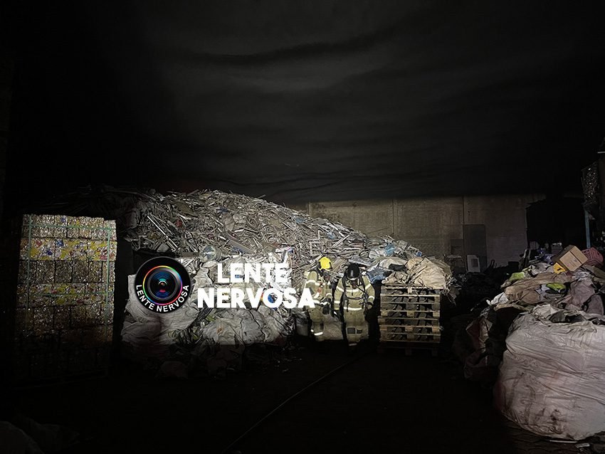 Vídeo: Incêndio em empresa de recicláveis mobiliza várias equipes do Bombeiros