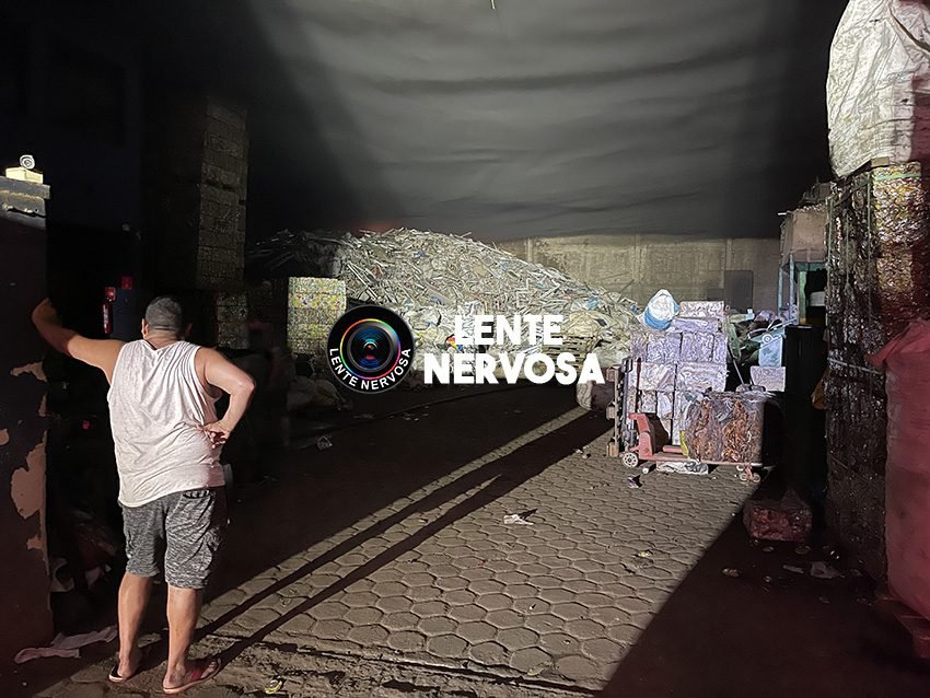 Vídeo: Incêndio em empresa de recicláveis mobiliza várias equipes do Bombeiros