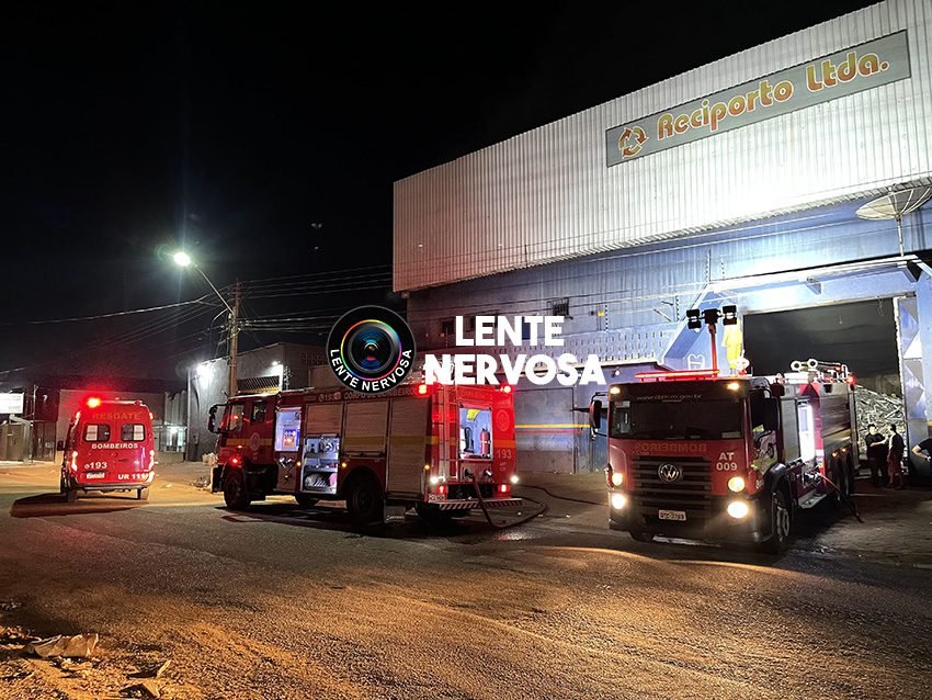 Vídeo: Incêndio em empresa de recicláveis mobiliza várias equipes do Bombeiros
