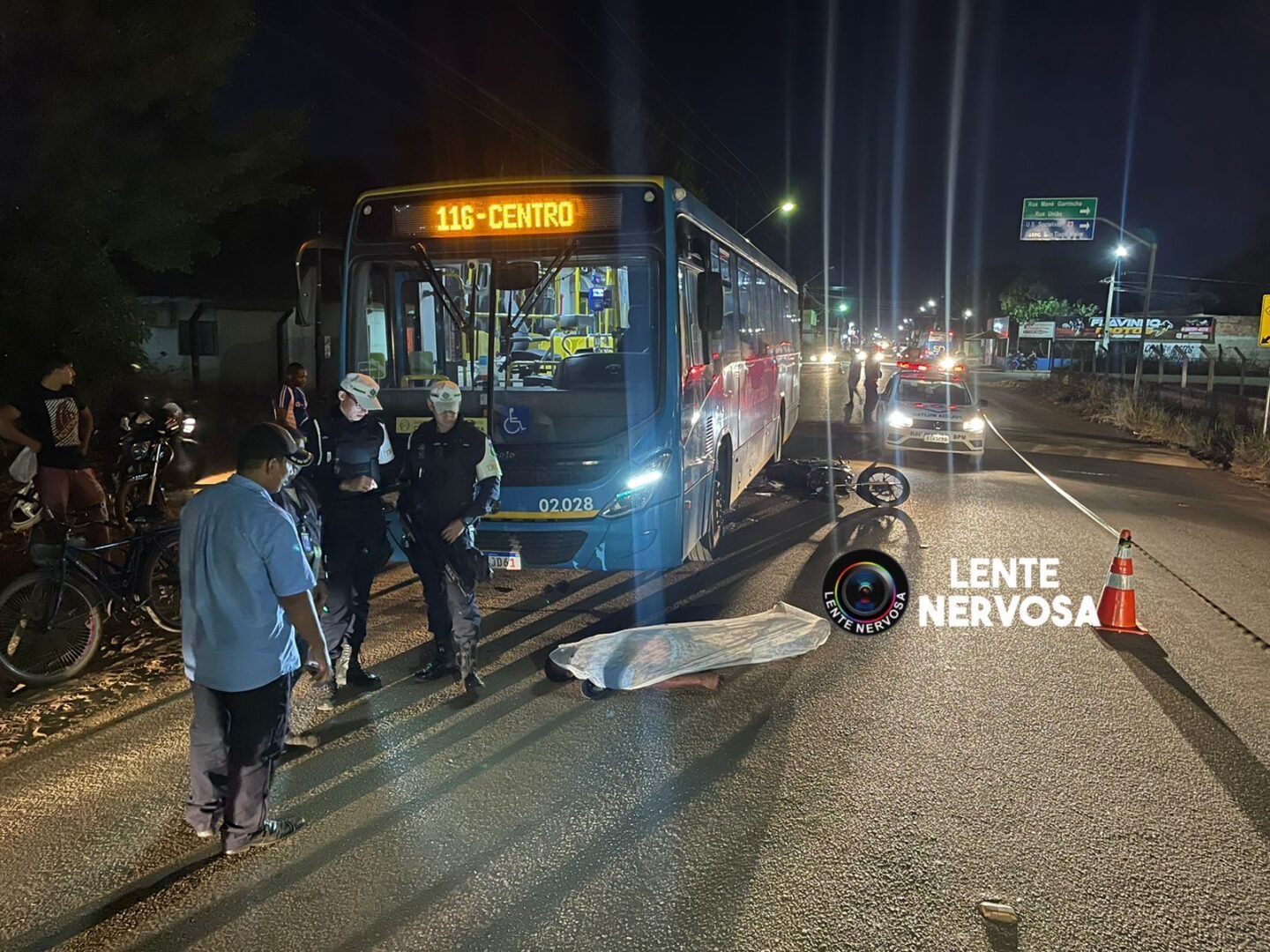 Vídeo: haitiano morre ao tentar ultrapassagem e ser atropelado por ônibus