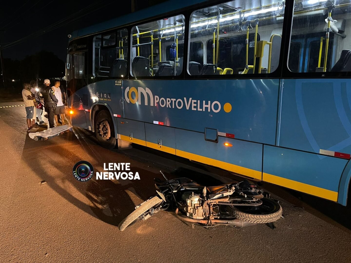 Vídeo: haitiano morre ao tentar ultrapassagem e ser atropelado por ônibus