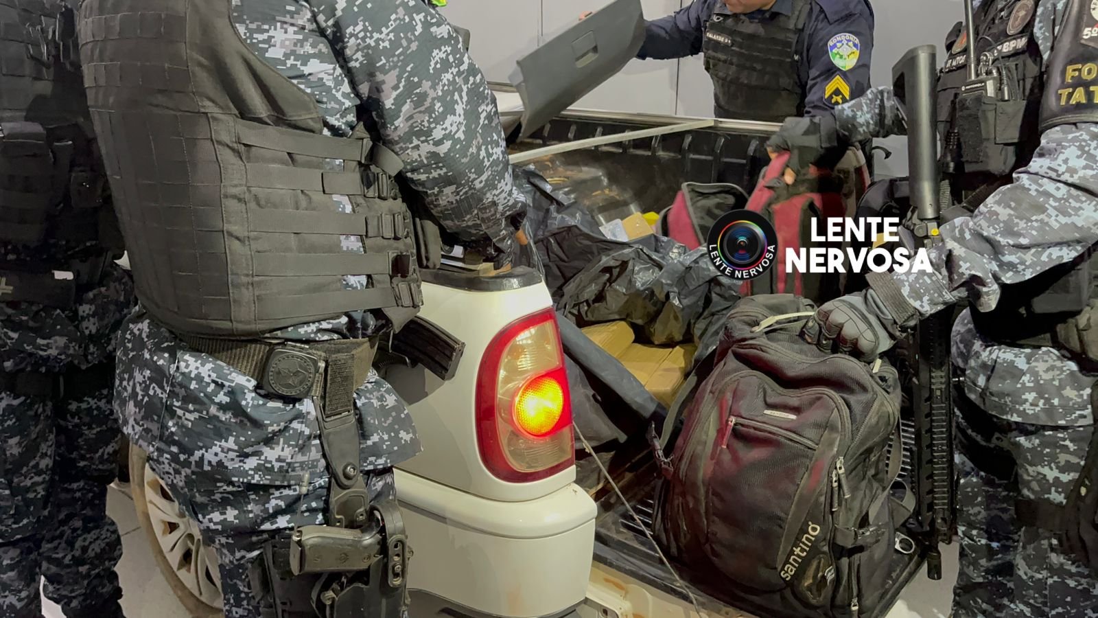 Dupla é presa após entregar quilos de droga em condomínio; casal também foi preso