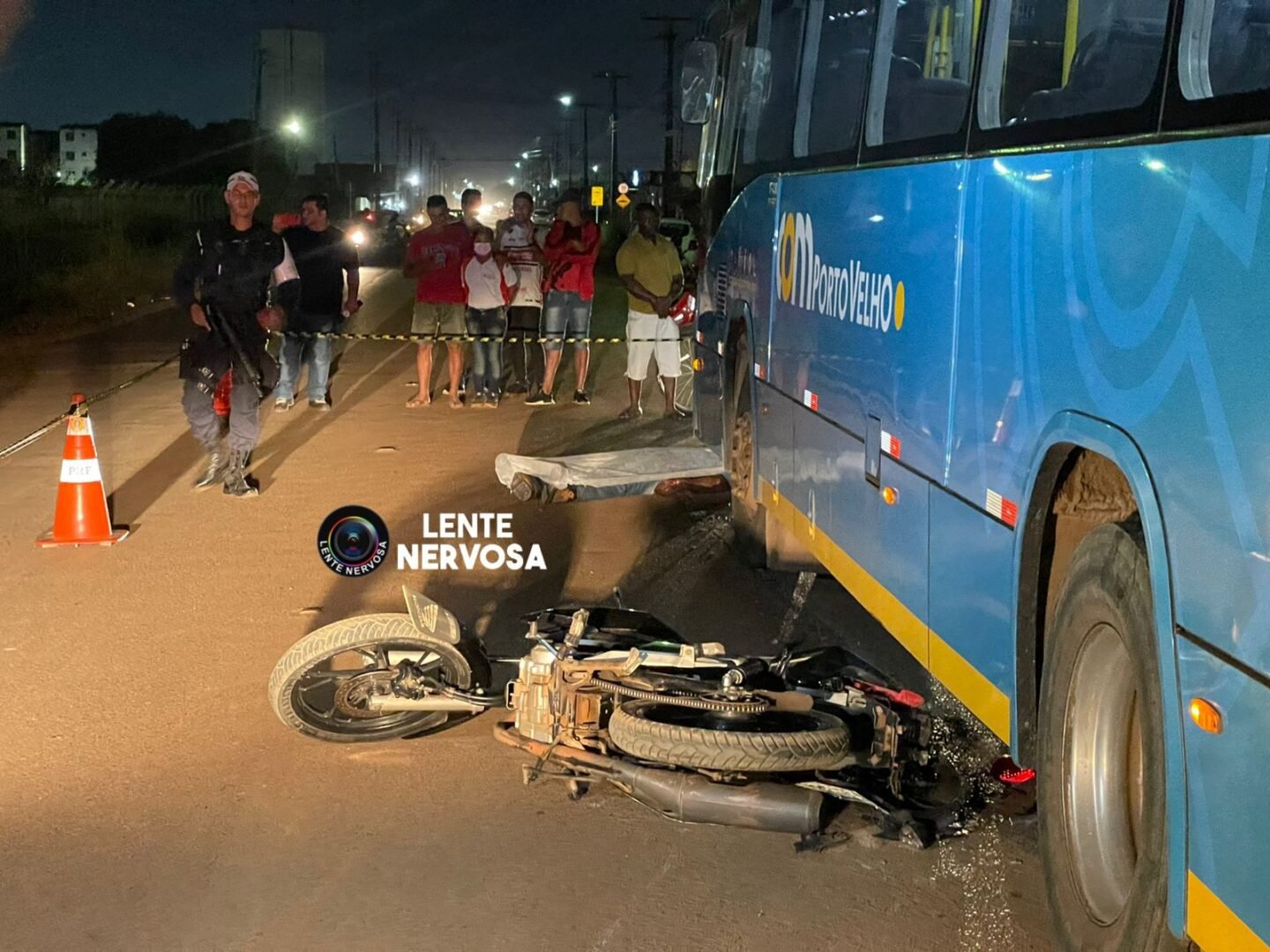 Vídeo: haitiano morre ao tentar ultrapassagem e ser atropelado por ônibus