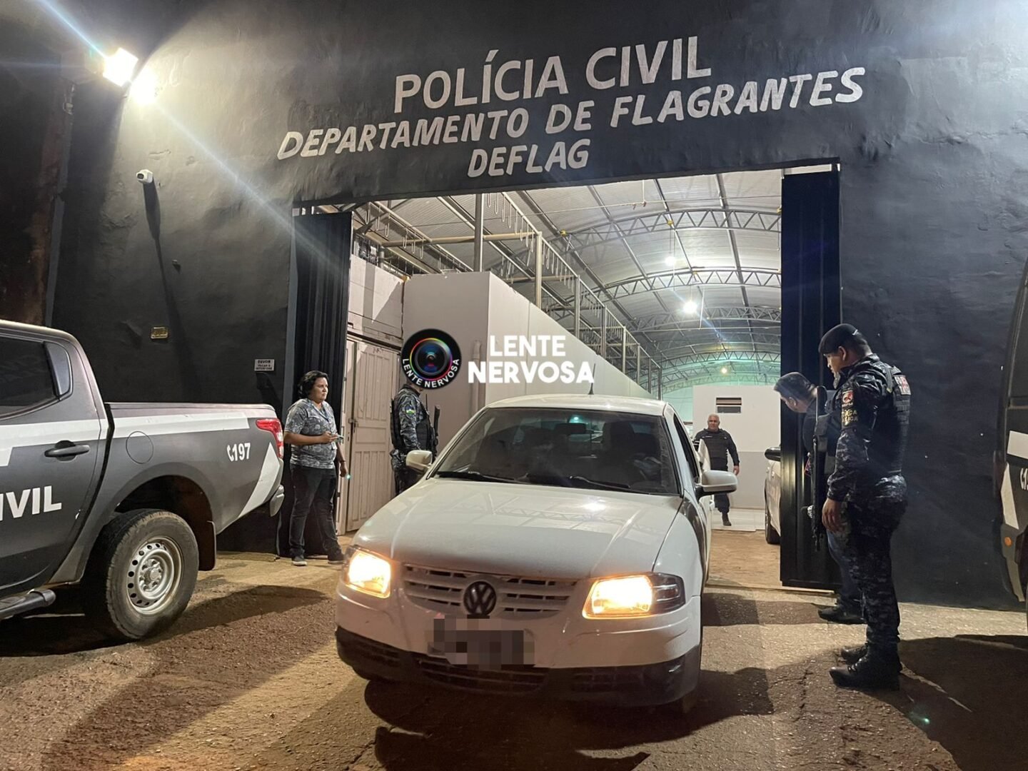 Dupla é presa após entregar quilos de droga em condomínio; casal também foi preso