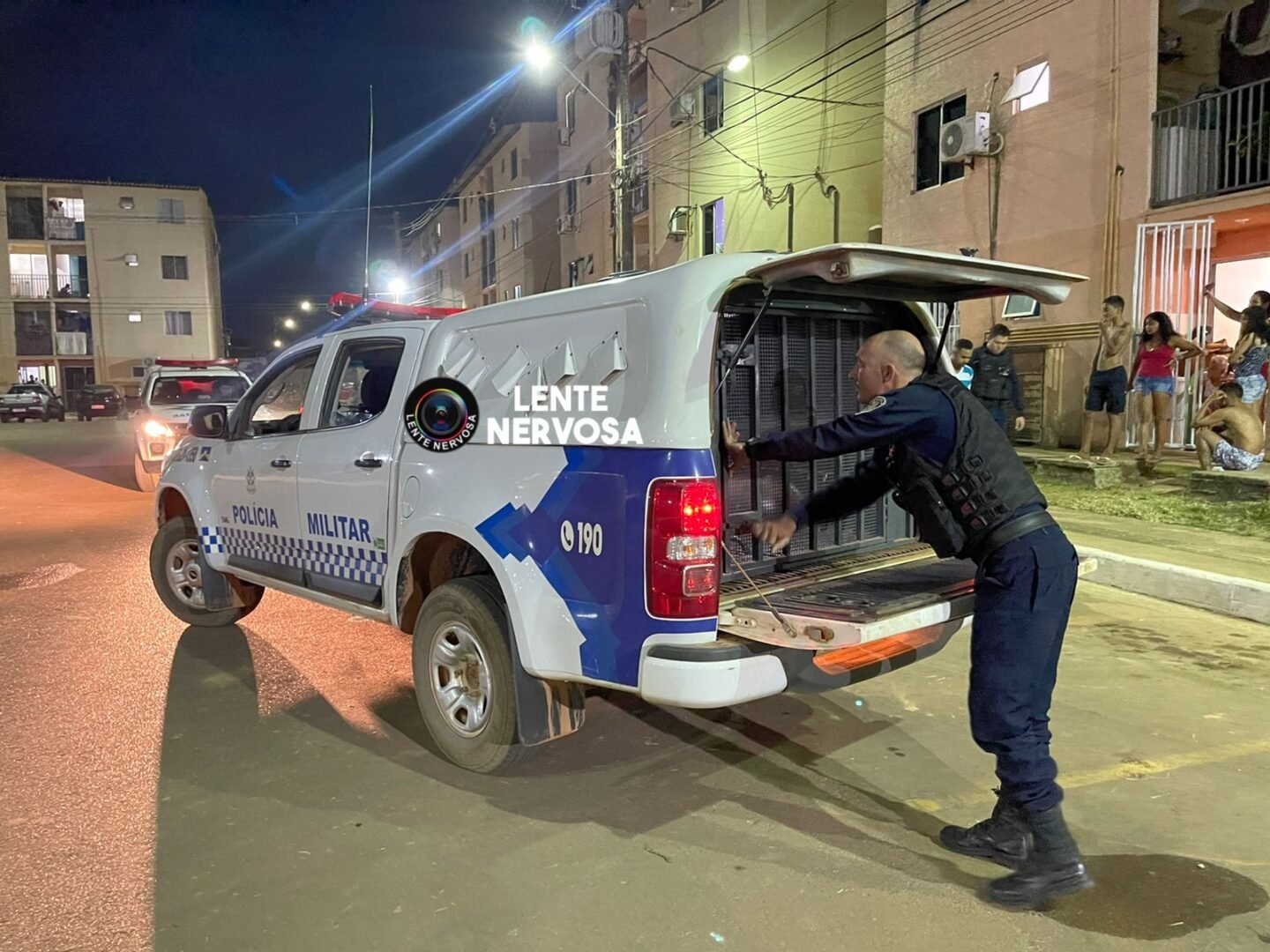 Dupla é presa após entregar quilos de droga em condomínio; casal também foi preso