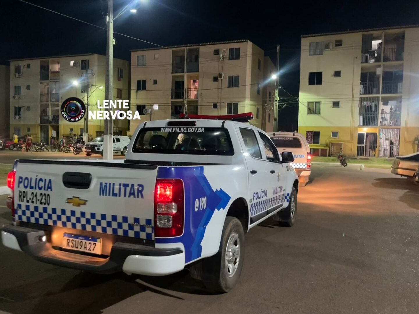 Dupla é presa após entregar quilos de droga em condomínio; casal também foi preso