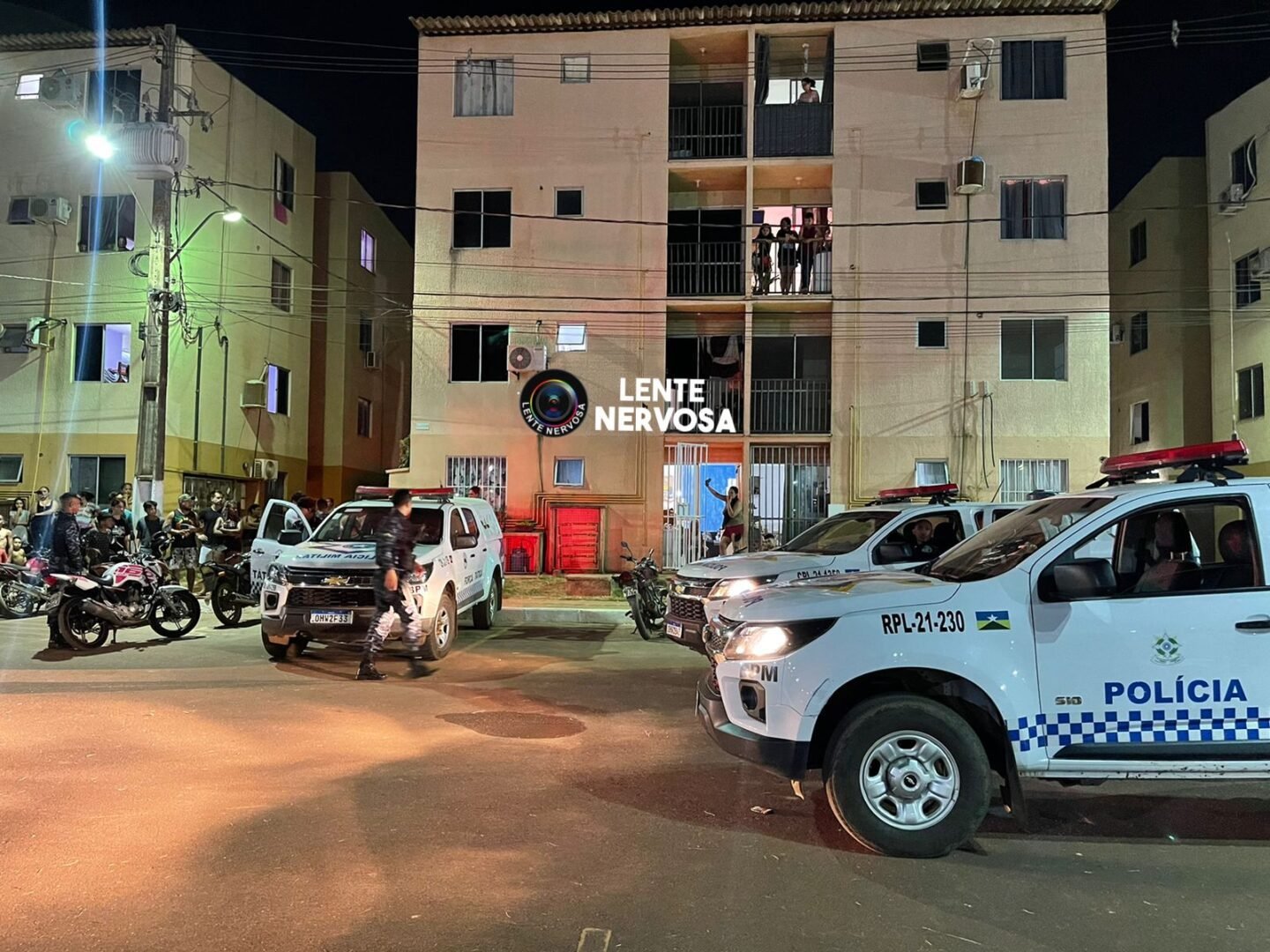 Dupla é presa após entregar quilos de droga em condomínio; casal também foi preso