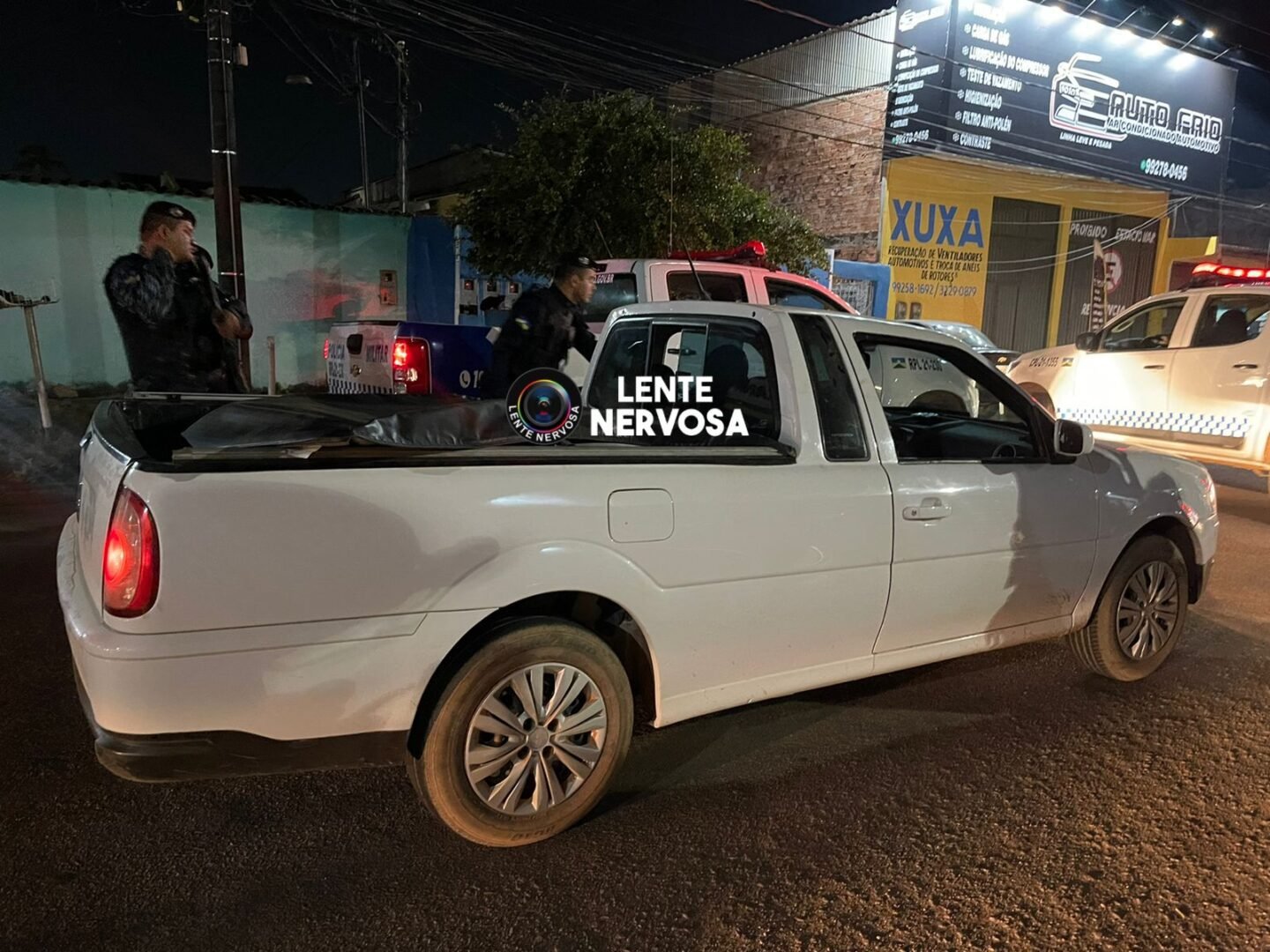 Dupla é presa após entregar quilos de droga em condomínio; casal também foi preso