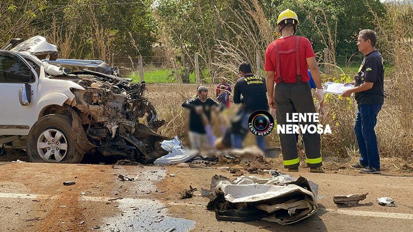 Hilux bate de frente com caminhão e pai e filho morrem na hora - VÍDEO