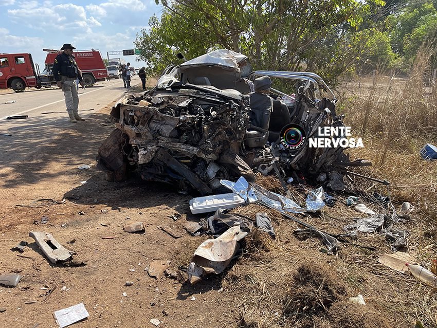 Hilux bate de frente com caminhão e pai e filho morrem na hora - VÍDEO