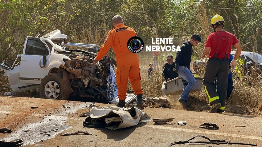 Hilux bate de frente com caminhão e pai e filho morrem na hora - VÍDEO