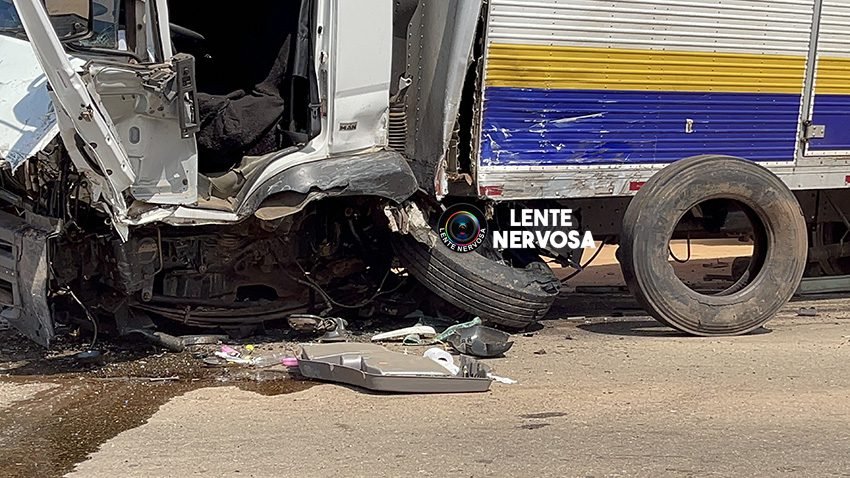 Hilux bate de frente com caminhão e pai e filho morrem na hora - VÍDEO