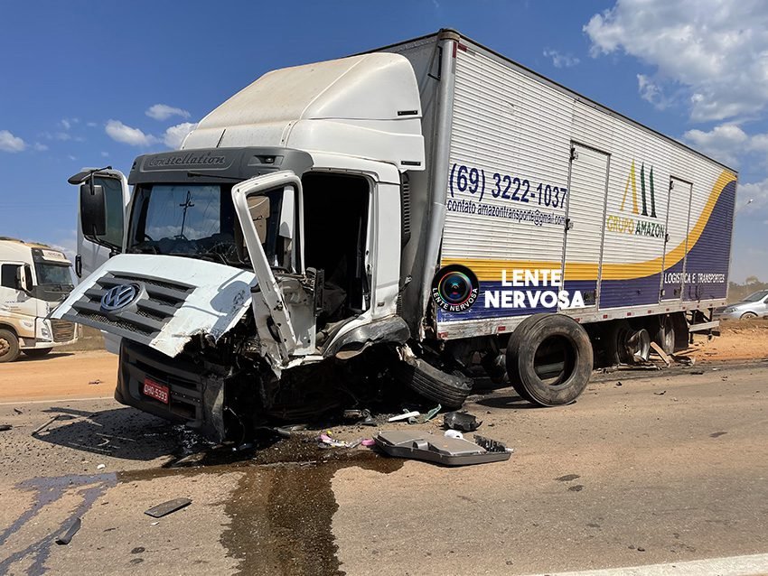 Hilux bate de frente com caminhão e pai e filho morrem na hora - VÍDEO
