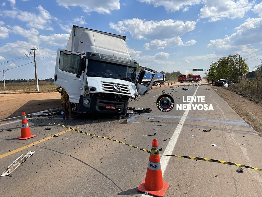 Hilux bate de frente com caminhão e pai e filho morrem na hora - VÍDEO