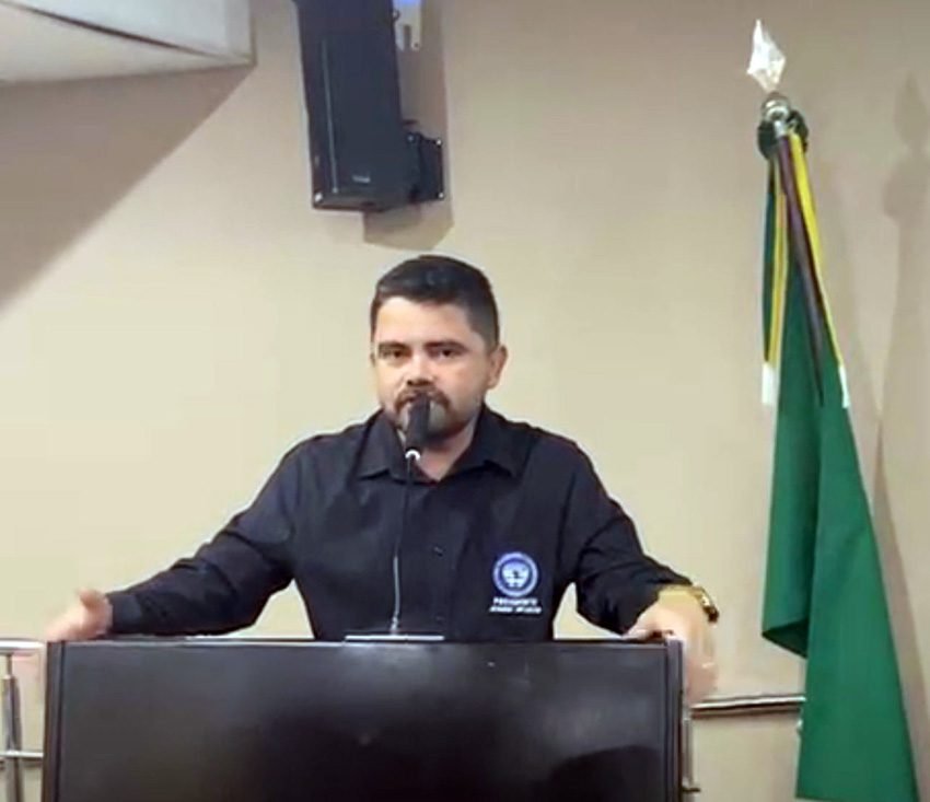 Presidente da Assfapom discursa sobre voto em trânsito em encontro nacional para militares