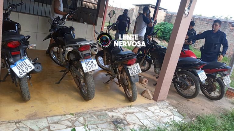 Polícia rastreia veículo furtado e encontra várias motos em casa abandonada – VEJA AS PLACAS