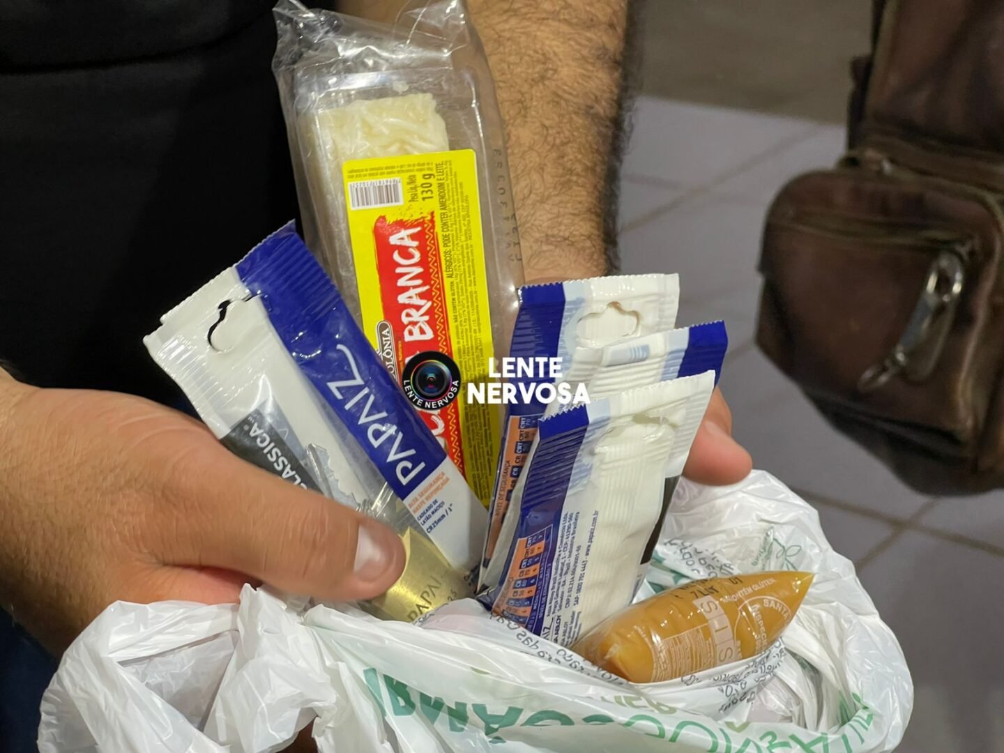 Homem é preso após furtar cadeados e doces em supermercado 2 Homem é preso após furtar cadeados e doces em supermercado