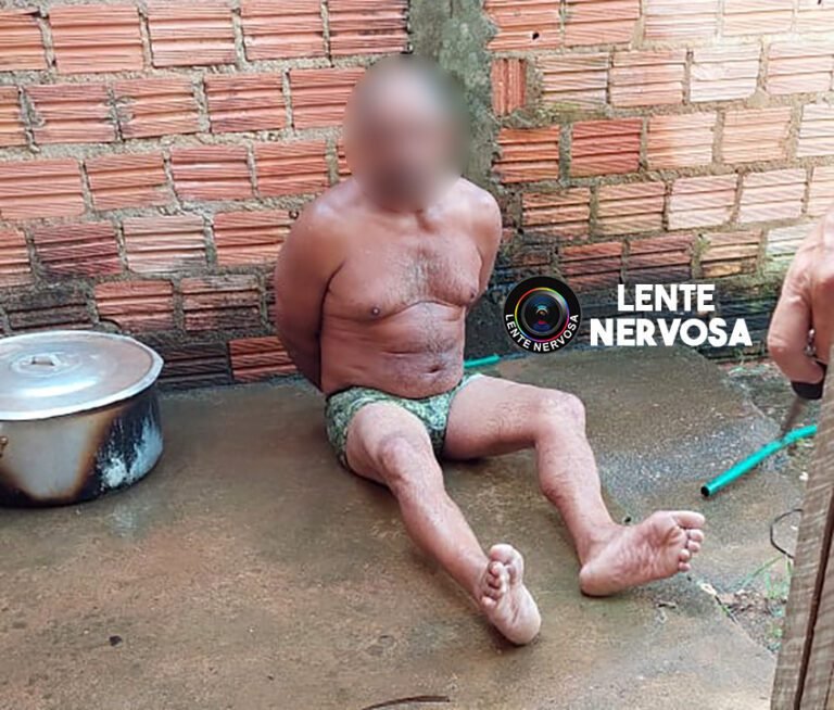 Suspeito lambe faca após assassinar homem com golpe no pescoço – VÍDEO