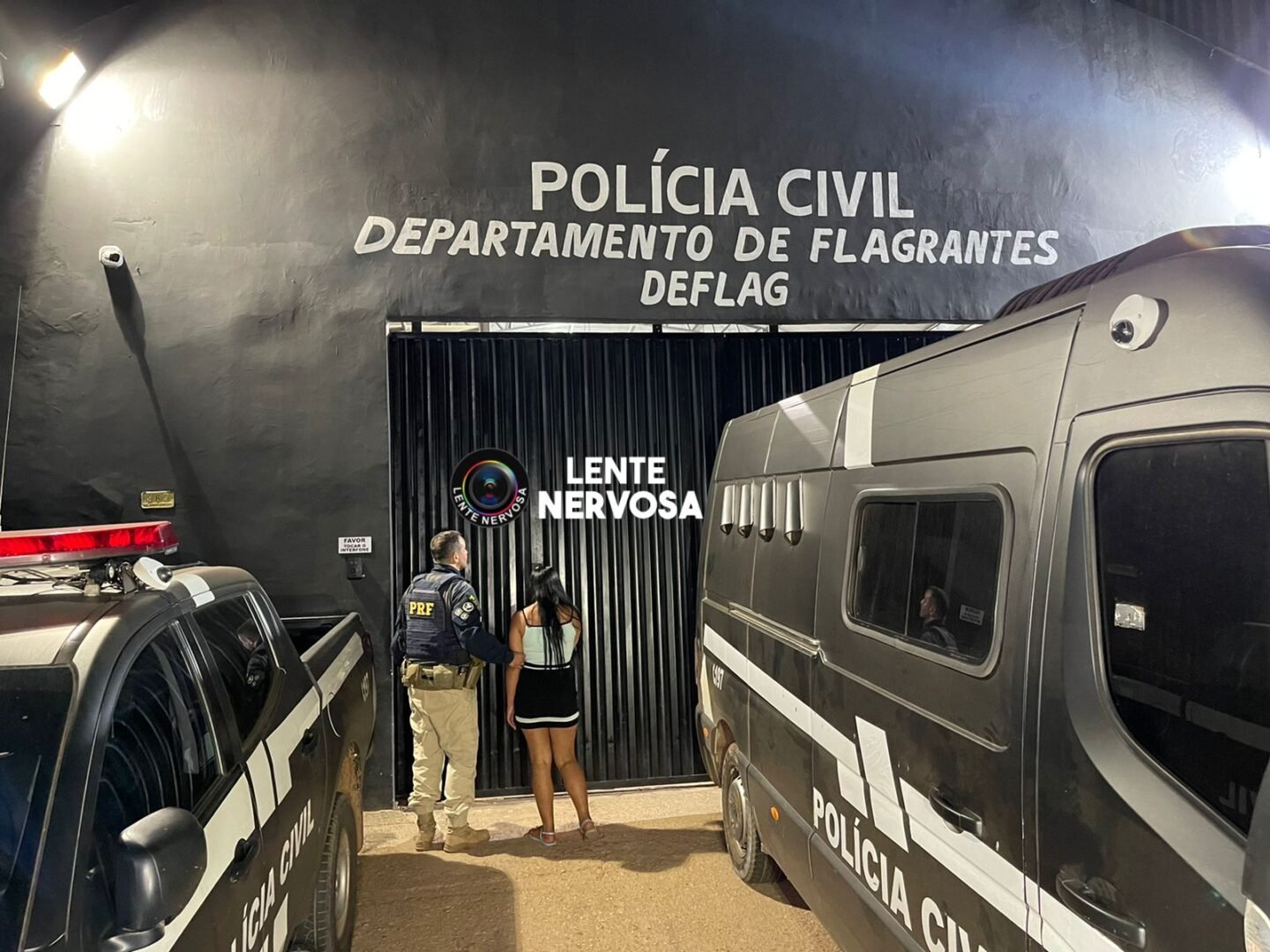 Agentes da PRF prendem passageira de táxi com várias porções de cocaína