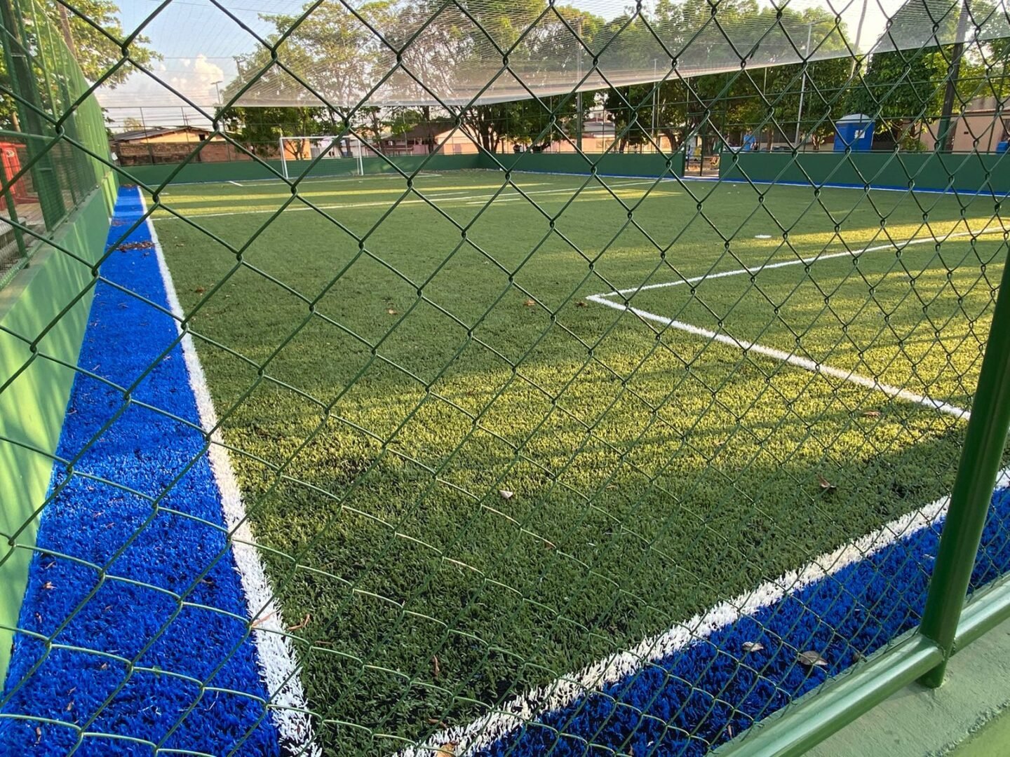 Poliesportivo solicitado por vereador Edmilson Dourado é entregue na zona sul