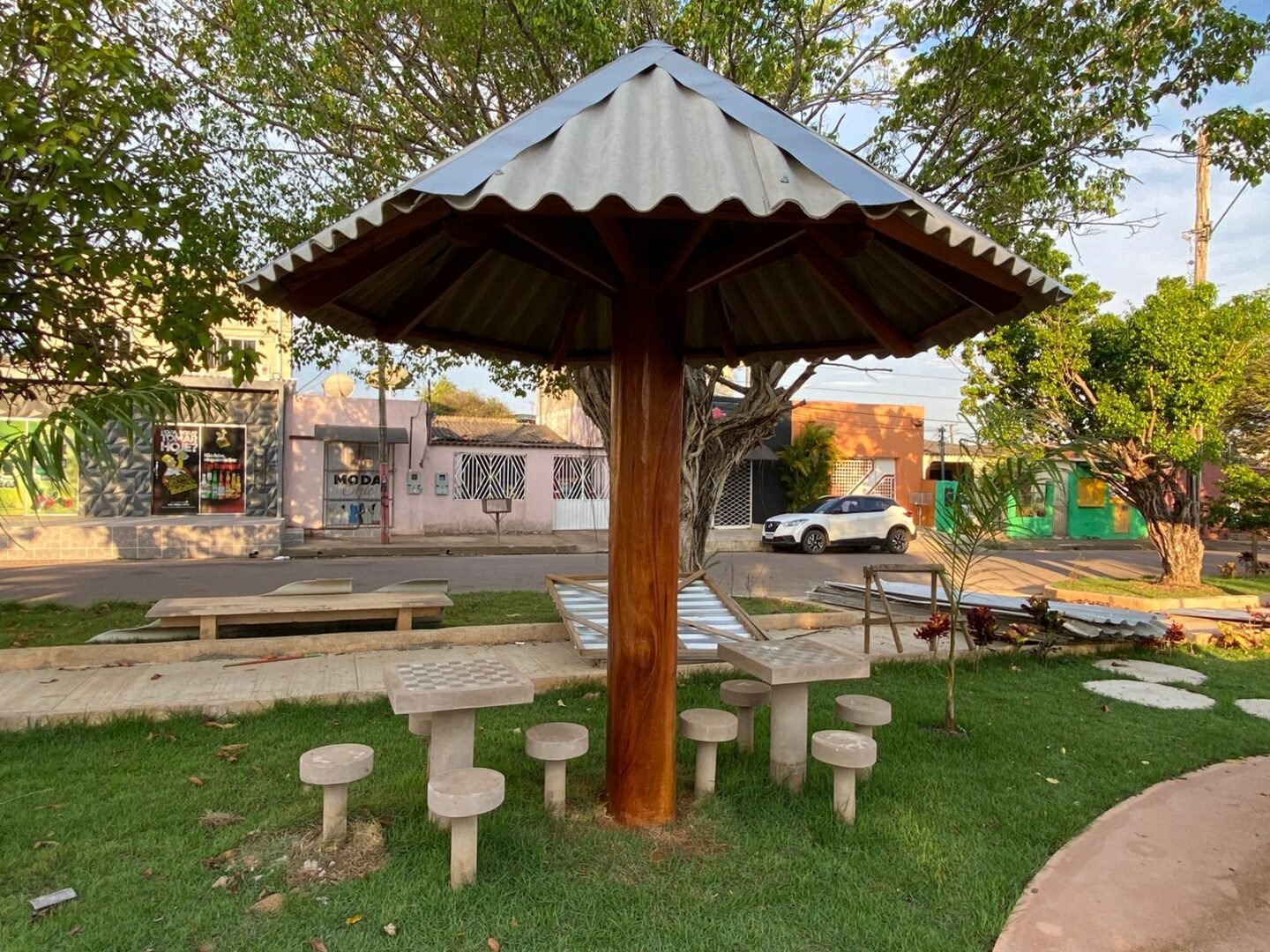 Poliesportivo solicitado por vereador Edmilson Dourado é entregue na zona sul