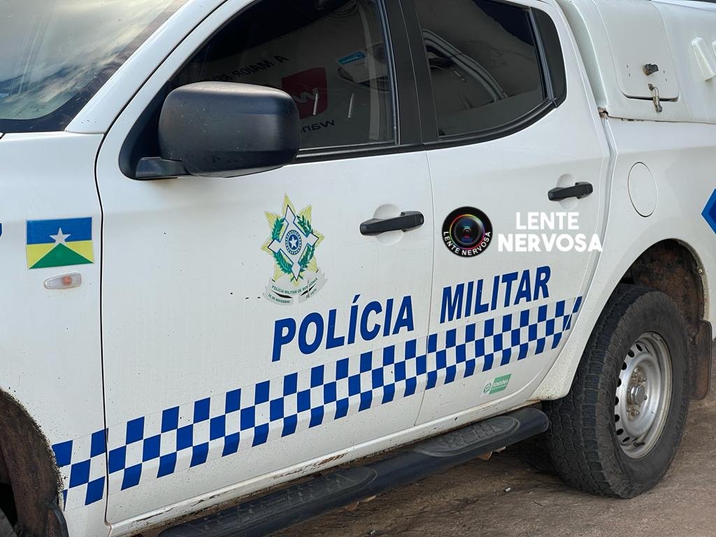 Pai vai visitar o filho e o encontra morto nos fundos de residência