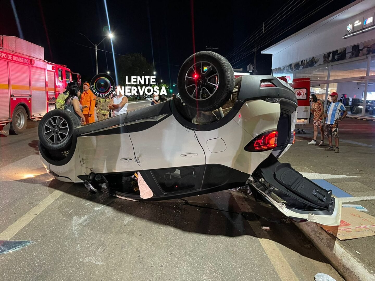 Adultos e criança ficam feridos em acidente com capotamento na capital