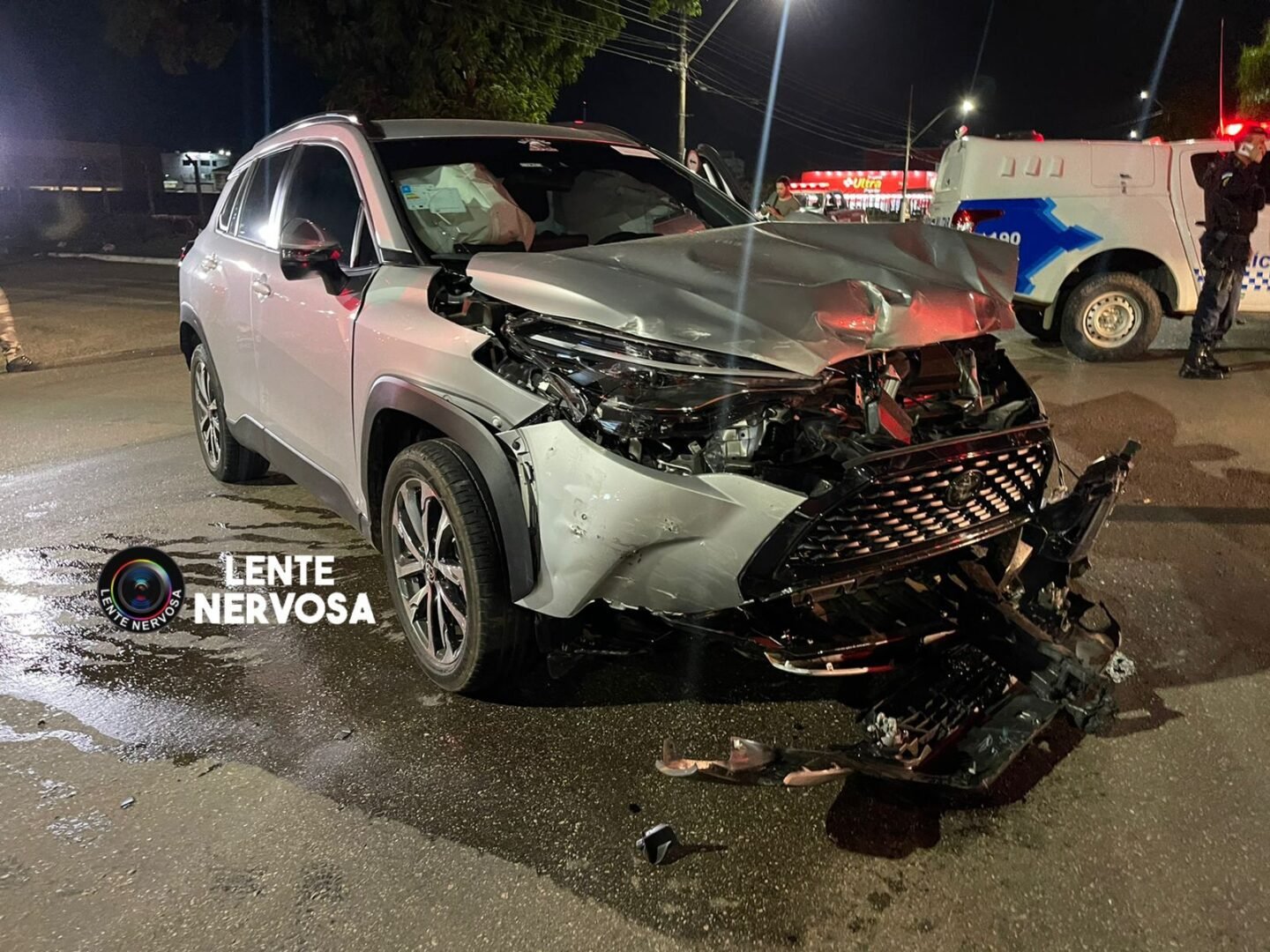 Adultos e criança ficam feridos em acidente com capotamento na capital