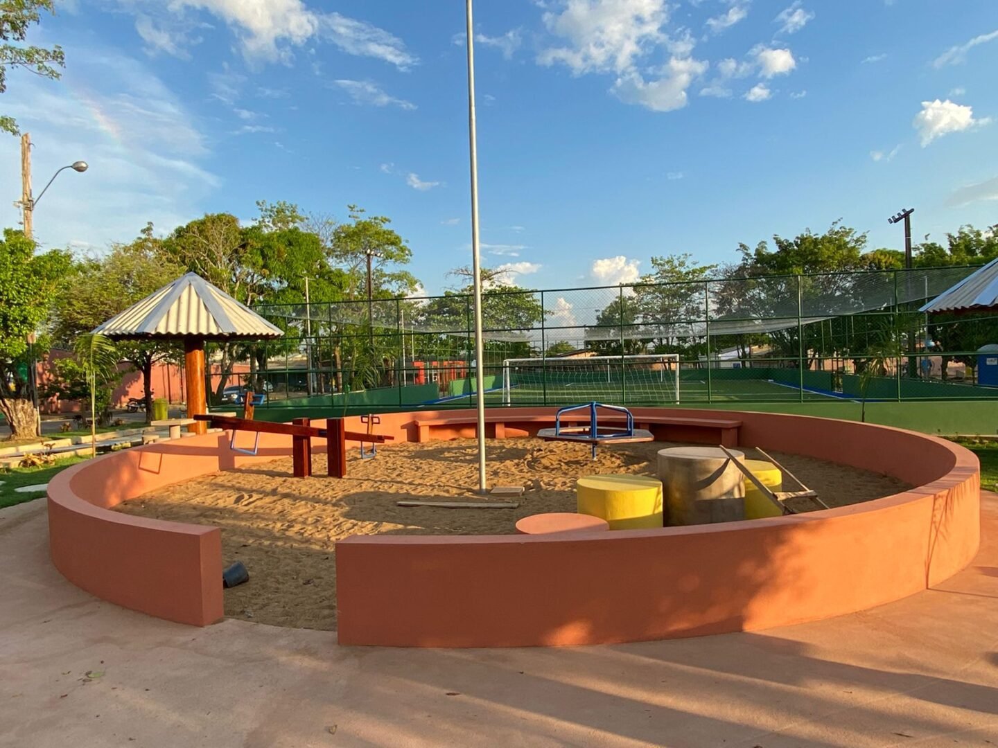 Poliesportivo solicitado por vereador Edmilson Dourado é entregue na zona sul