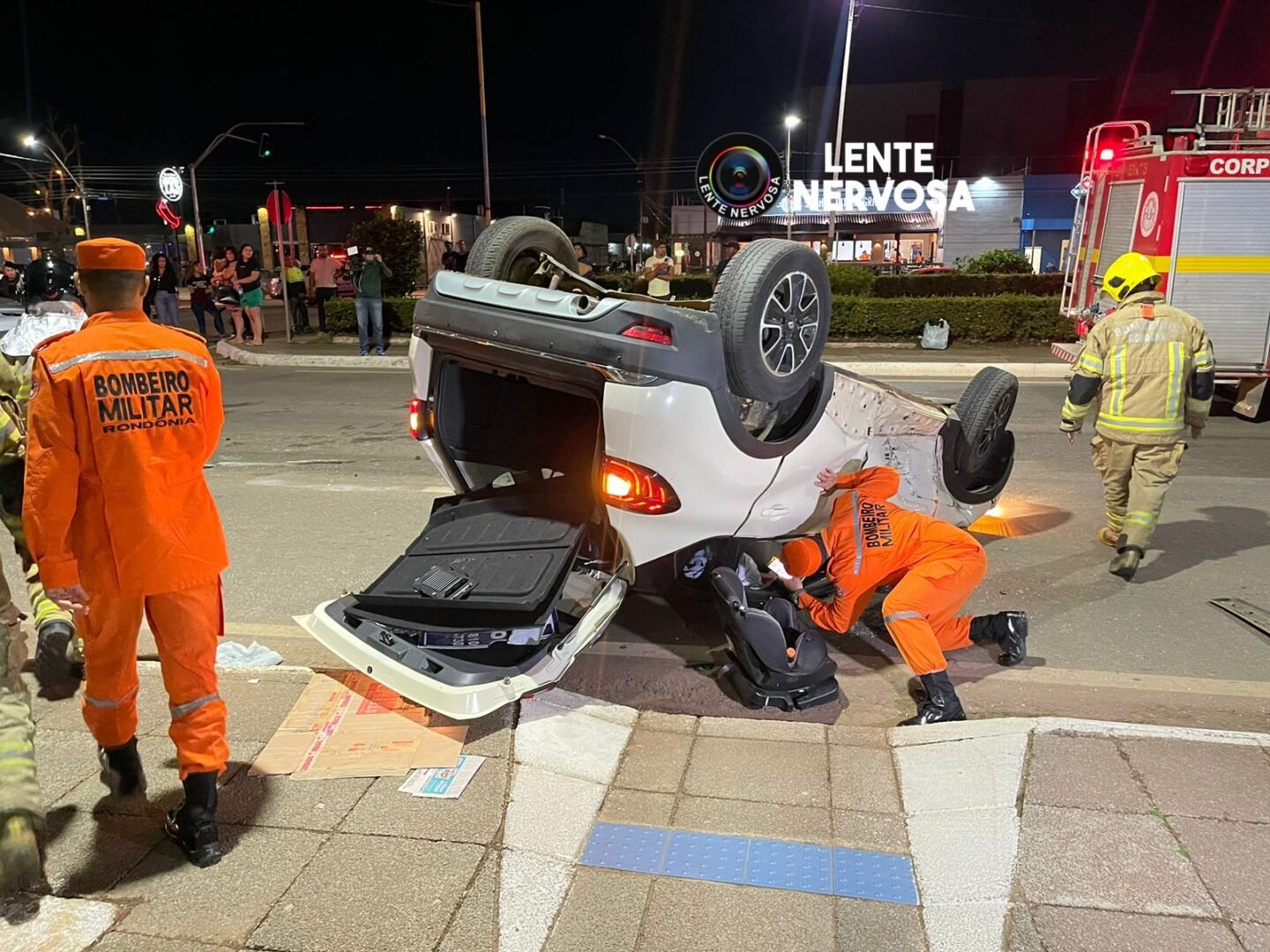 Adultos e criança ficam feridos em acidente com capotamento na capital