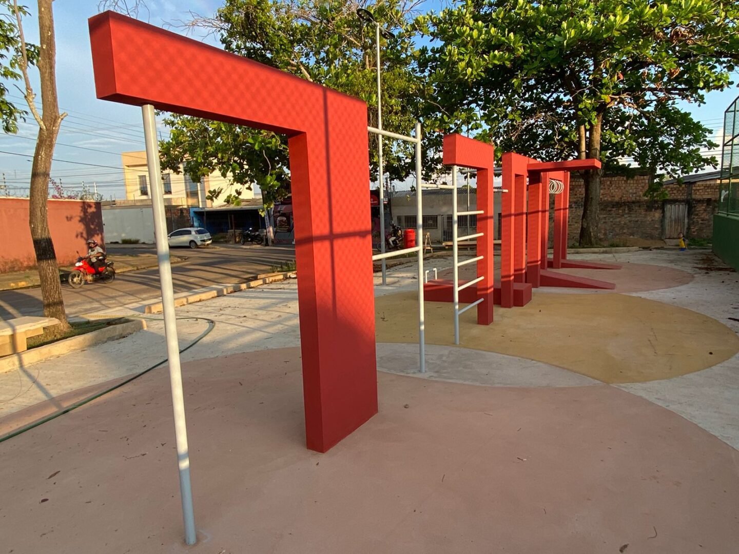 Poliesportivo solicitado por vereador Edmilson Dourado é entregue na zona sul