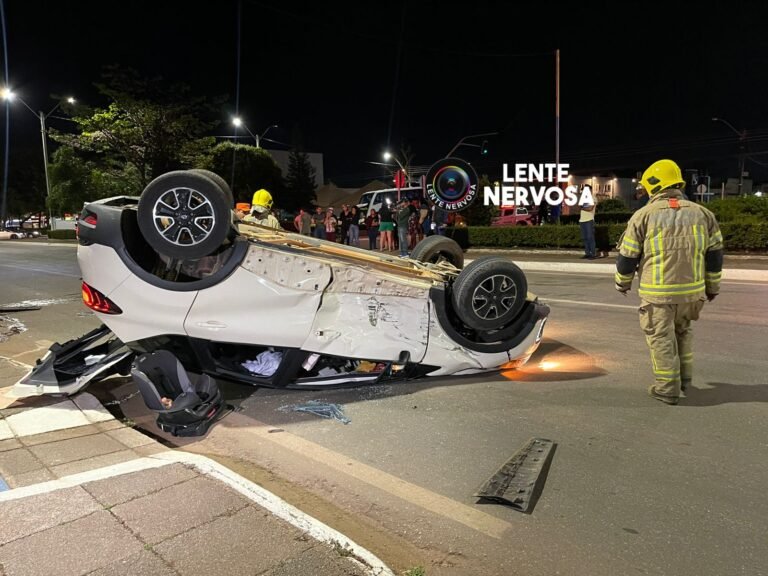 Adultos e criança ficam feridos em acidente com capotamento na capital