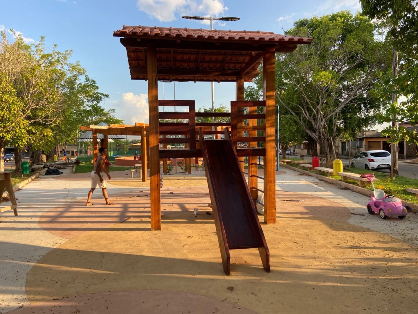 Poliesportivo solicitado por vereador Edmilson Dourado é entregue na zona sul