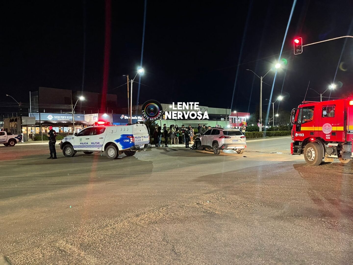 Adultos e criança ficam feridos em acidente com capotamento na capital