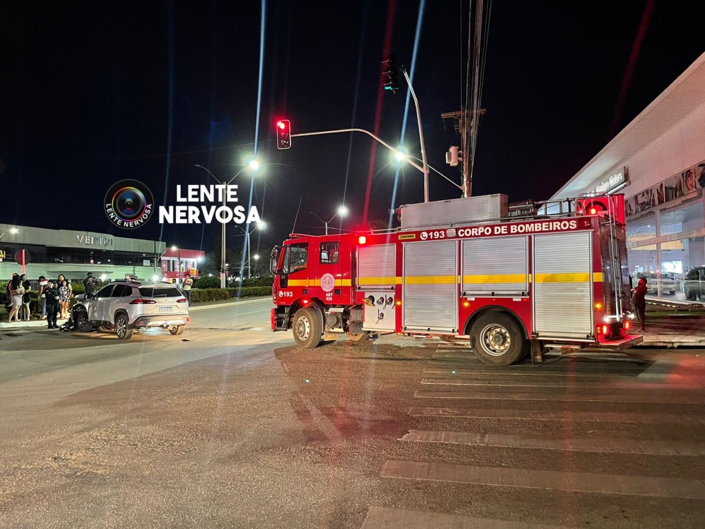 Adultos e criança ficam feridos em acidente com capotamento na capital