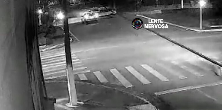 EXCLUSIVO – Vídeo mostra motorista passando sinal vermelho e causando acidente com capotamento