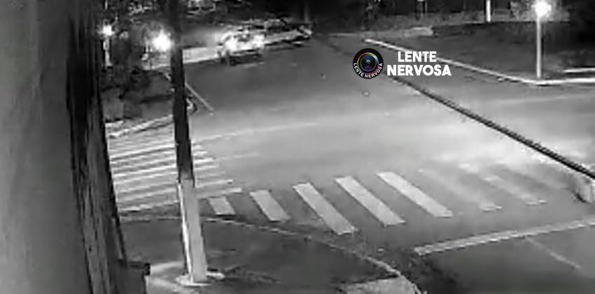 EXCLUSIVO – Vídeo mostra motorista passando sinal vermelho e causando acidente com capotamento