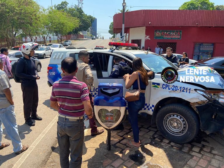 Policiais ficam feridos em acidente no centro da capital