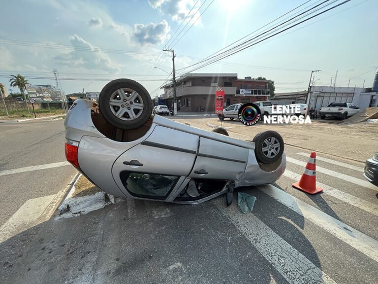 Motorista capota veículo após colidir em carro estacionado – VÍDEO