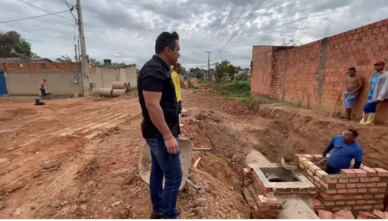 Últimas Notícias 3 Vereador Edmilson Dourado acompanha obras de drenagem e asfaltamento na zona sul