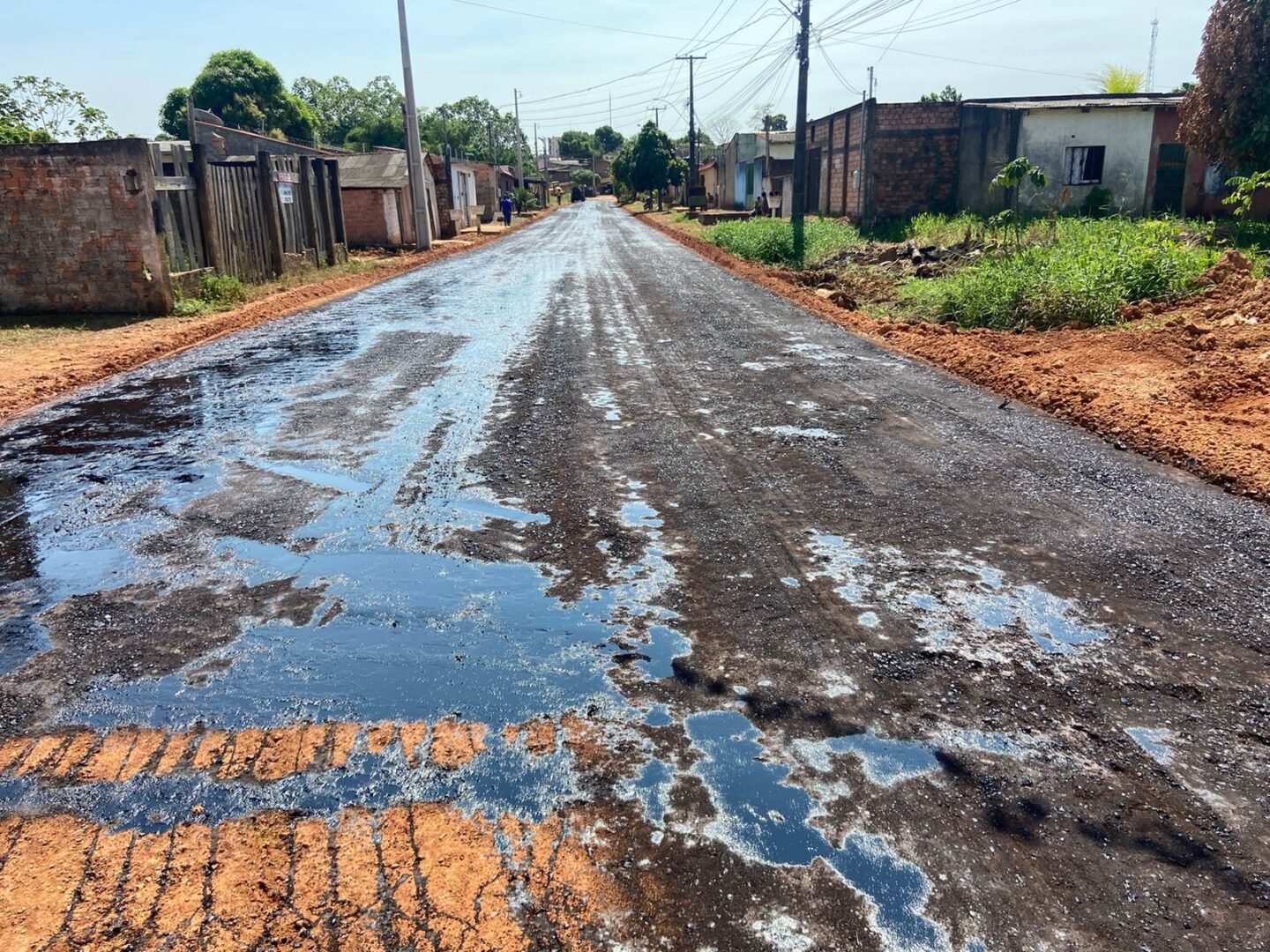 Vereador Edmilson Dourado acompanha obras de drenagem e asfaltamento na zona sul