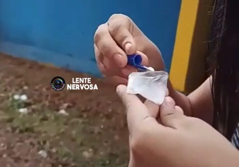 Últimas Notícias 10 Estudantes são filmadas cheirando pó branco em frente escola na zona leste – VÍDEO