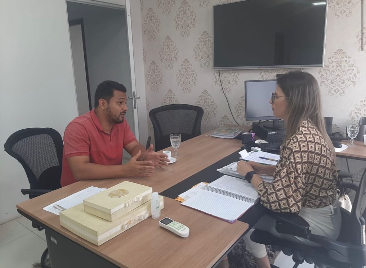 Dr. Gilber visita Semed e trata sobre merenda de alunos das Escola de Música
